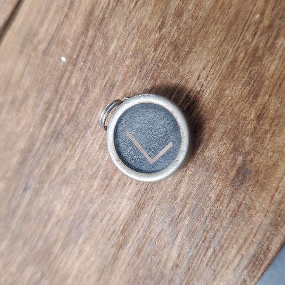 P270 Initial L Pendant Heirloom Styled‎